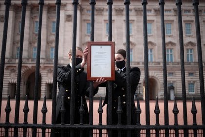 El anuncio del fallecimiento del Duque de Edimburgo colagado en la reja del Palacio de Buckingham 
