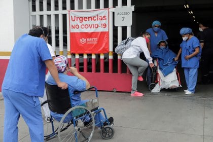 Personal médico auxilia a un paciente diagnosticado con coronavirus (Foto: REUTERS/Imelda Medina)