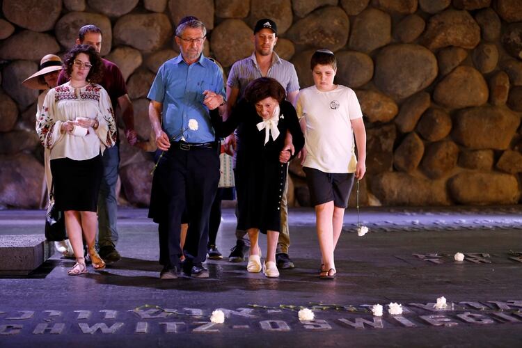 Una sobreviviente del Holocausto junto a su familia, en el Museo Yad Vashem (Reuters)
