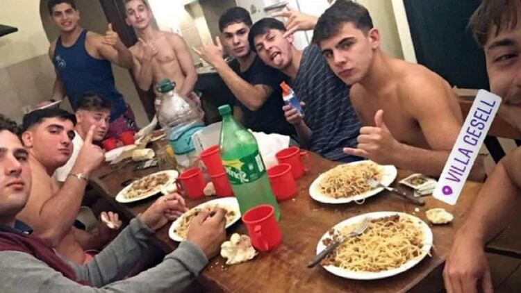 Una cena de los imputados en la casa que alquilaban en Villa Gesell, días antes del asesinato de Fernando Báez Sosa.