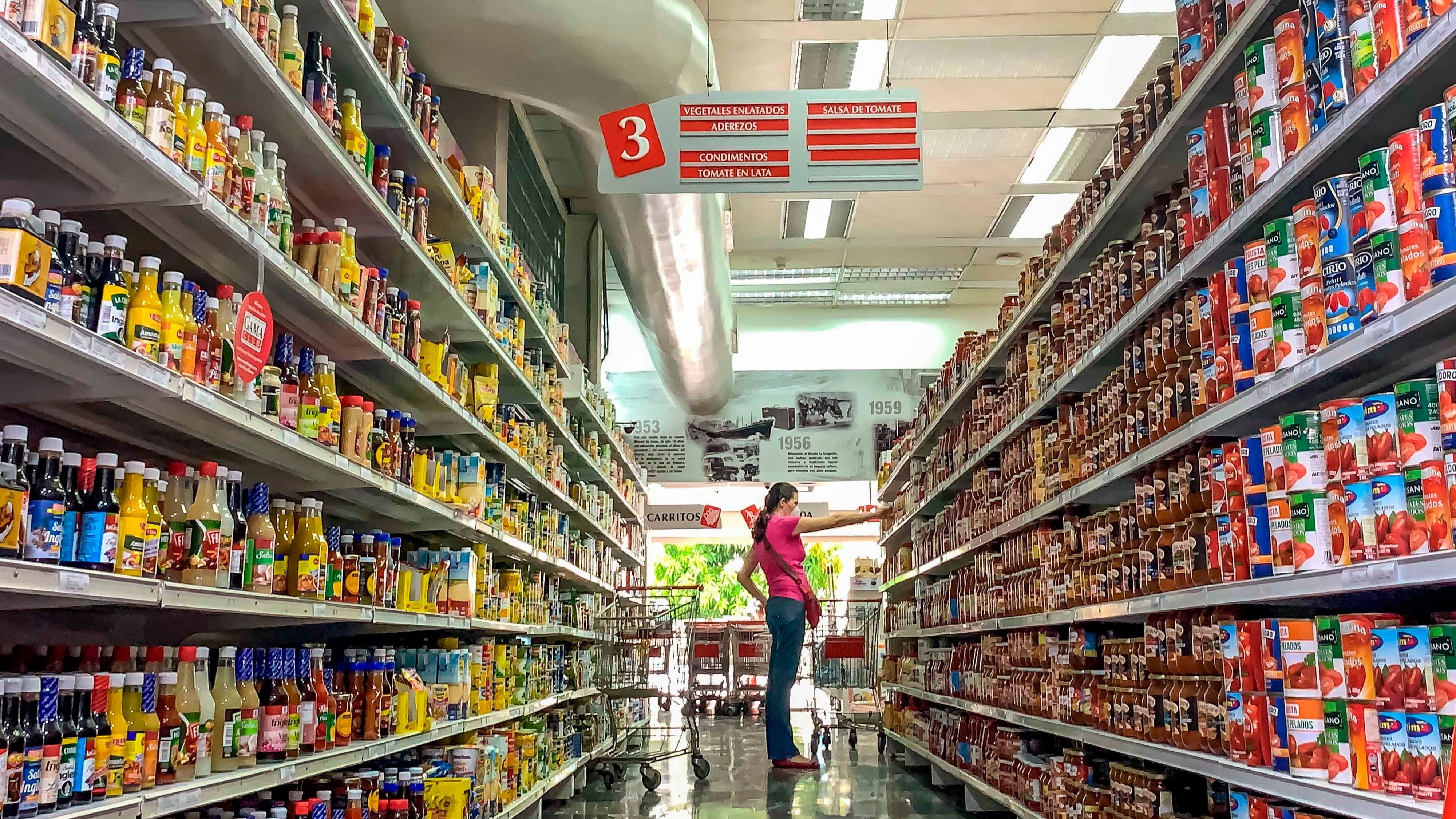 Una mujer escoge productos en un pasillo de un supermercado, en Caracas (Venezuela). EFE/Miguel Gutiérrez/Archivo