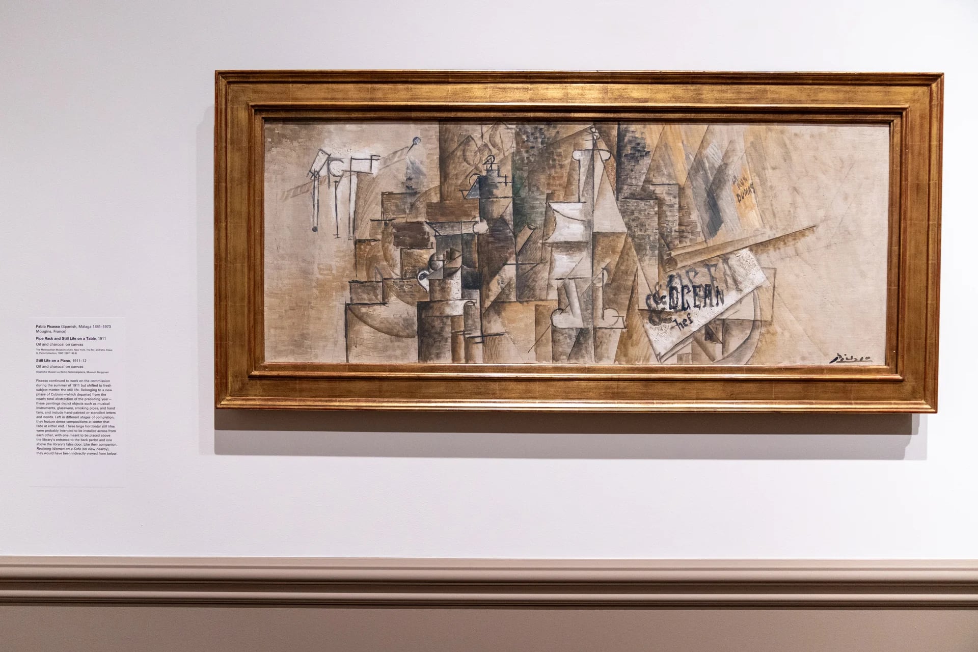 Vista hoy de la obra "Pipe Rack And Still Life on a Table" (1911) del pintor español Pablo Picasso, durante la muestra "Picasso: un encargo cubista en Brooklyn" en el Museo Metropolitano de Arte (Met), en Nueva York (EE.UU). EFE/Ángel Colmenares