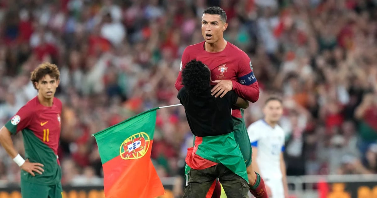 O vídeo que corre o mundo: torcedor surpreende Cristiano Ronaldo e o levanta no ar durante partida de Portugal