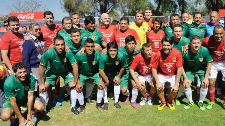 Evo, El diablo y otros jugadores bolivianos en un partido de fútbol junto al presidente de la FIFA Gianni Infantino