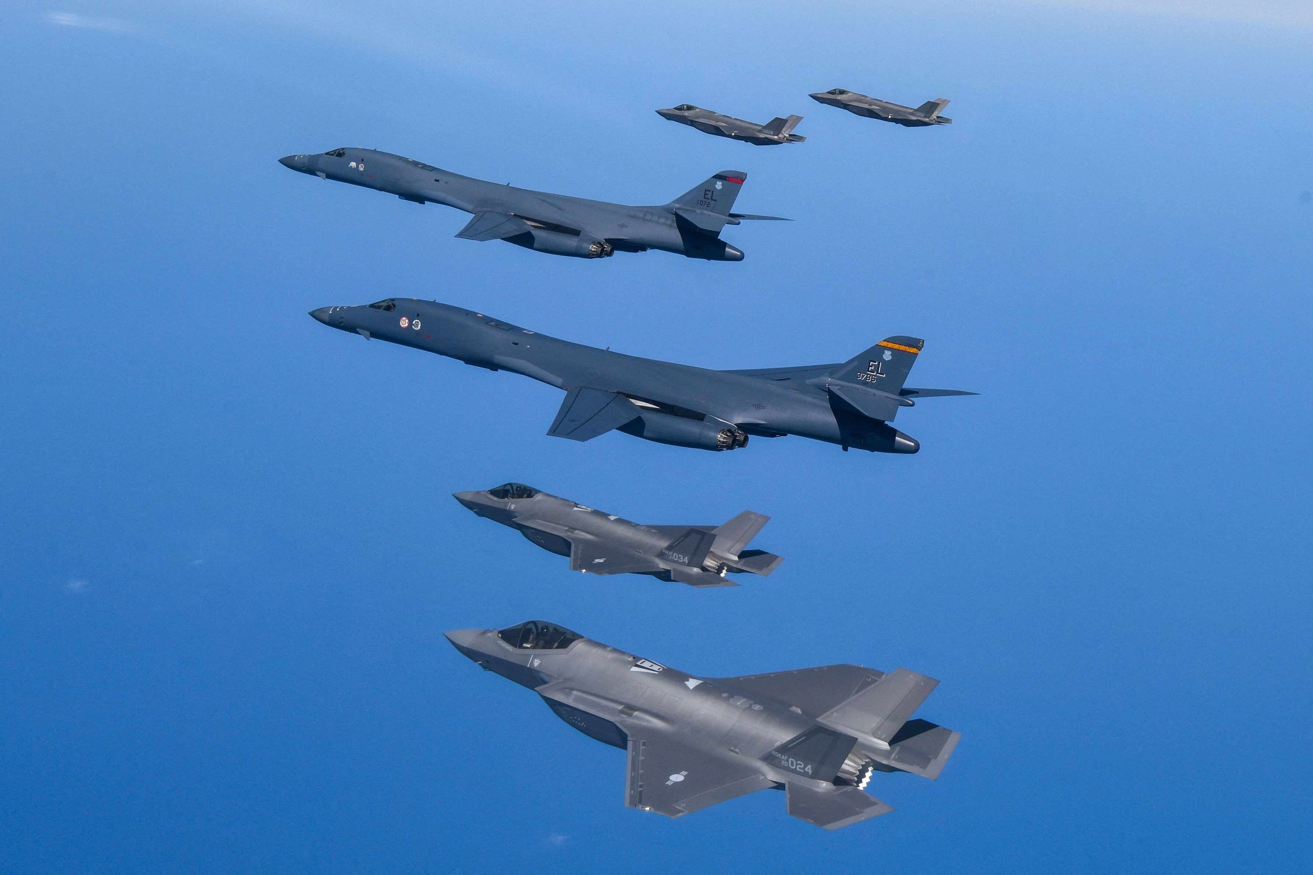 Bombarderos estadounidenses con cazas surcoreanos (via Reuters)