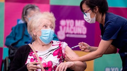 Chile inició su campaña de vacunación con la primera de las dos dosis del laboratorio chino Sinovac (EFE/ Alberto Valdés)