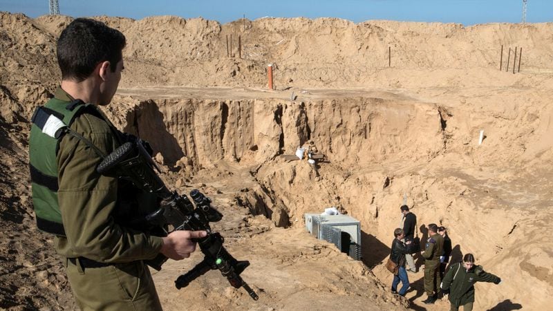 FOTO ARCHIVO: Un soldado israelí monta guardia junto a una entrada a lo que los militares israelíes dicen que es un túnel excavado desde Gaza