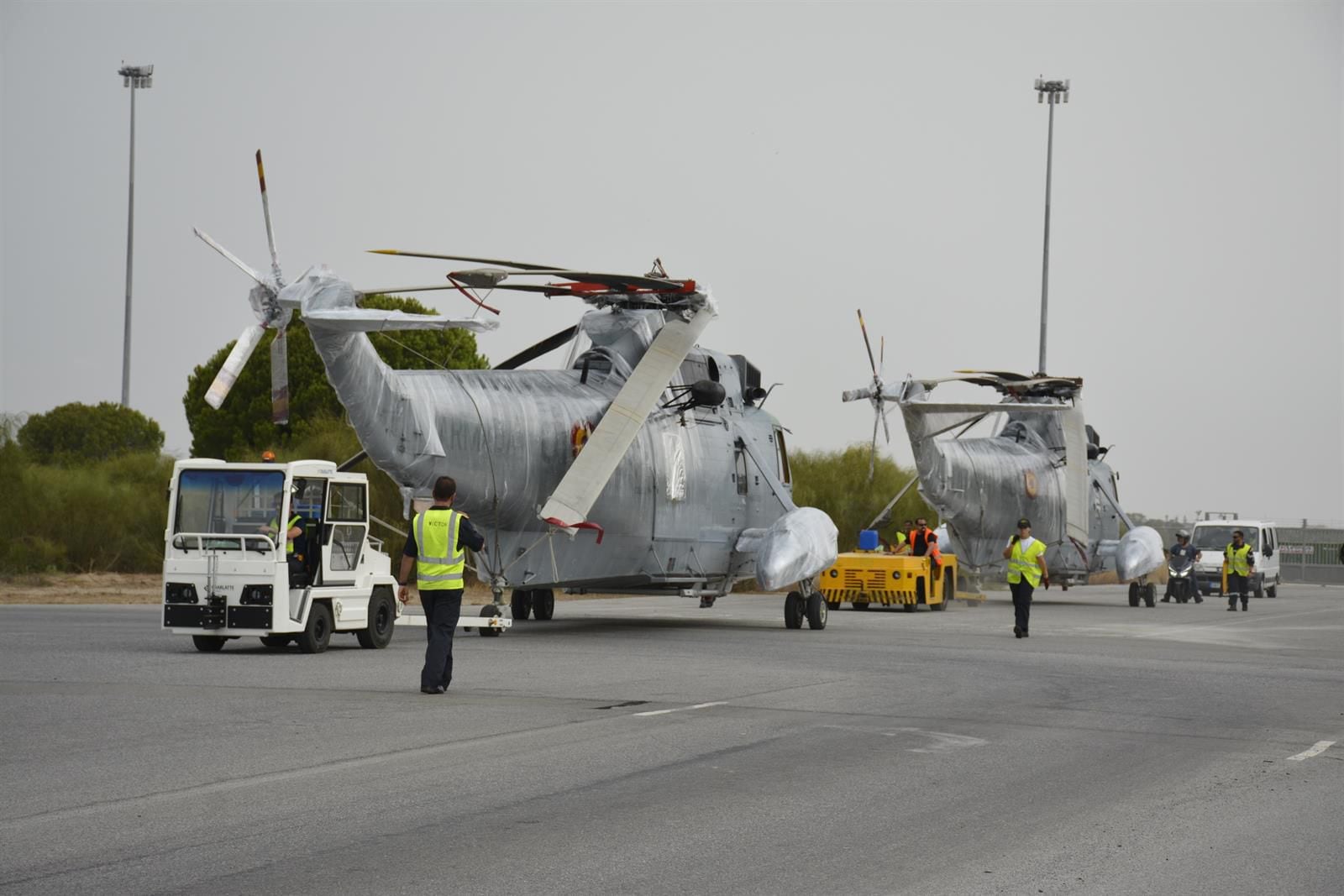Los últimos seis helicópteros SH3D Sea King de la quinta escuadrilla de la Armada, los 'Morsa', han embarcado en el buque de la Marina de Guerra del Perú 'Pisco', en la Base Naval de Rota (Cádiz). 