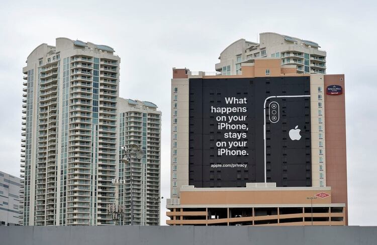 Una cartelera presume la privacidad del iPhone de Apple durante la CES de 2019 en Las Vegas (Foto: David Becker/ Getty Images)