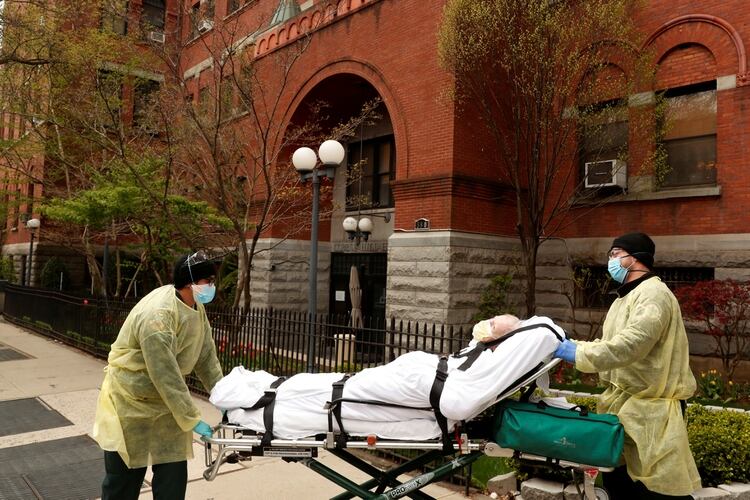 Los técnicos de emergencias médicas (EMT) sacan a un hombre de la residencia de ancianos del Centro de Salud de Cobble Hill durante un brote de la enfermedad coronavirus (COVID-19) en el barrio de Brooklyn de Nueva York (Reuters)