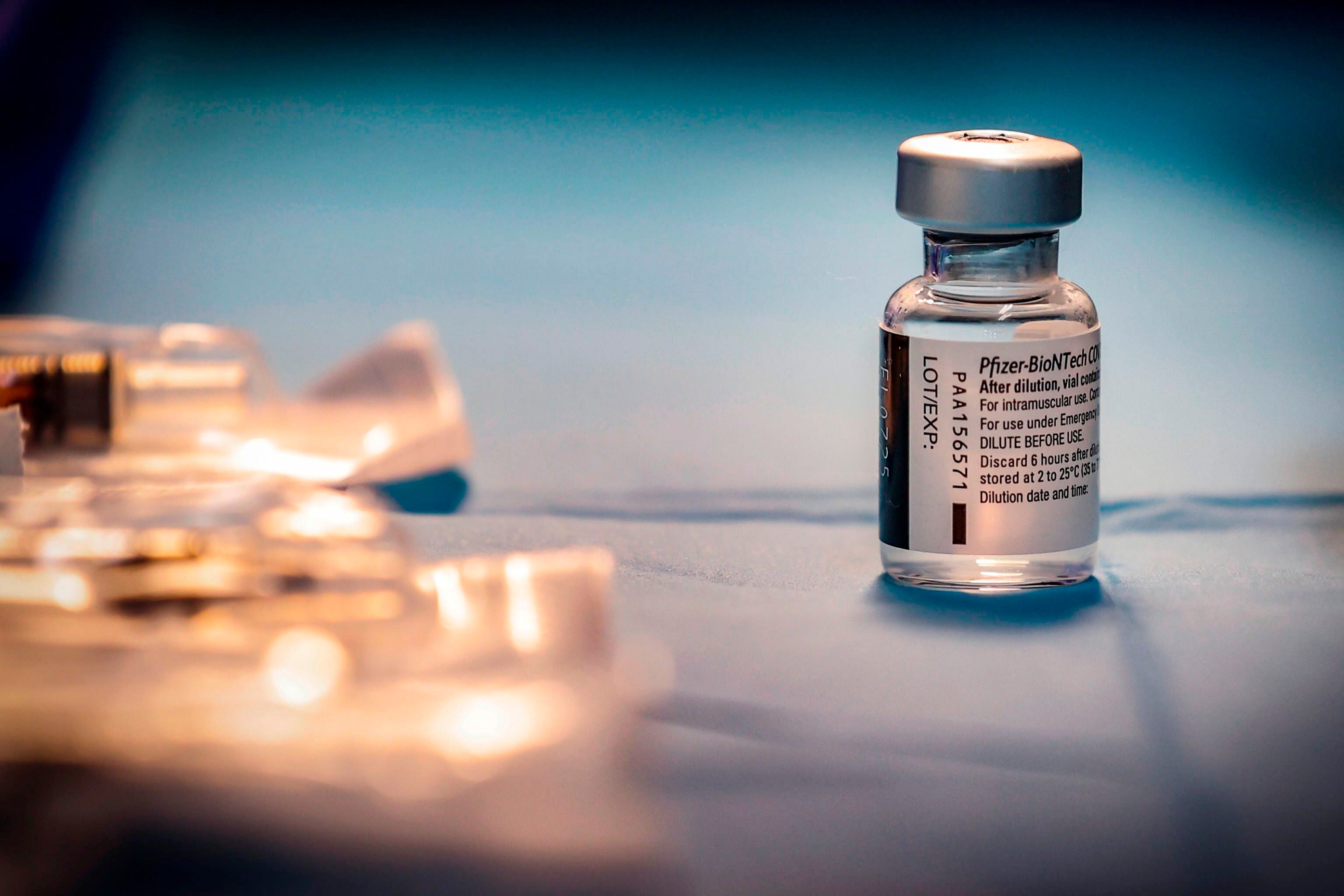 Qué hay detrás de la controversia por la tercera dosis de refuerzo de la vacuna de ARN mensajero de Pfizer (Foto: EFE) 