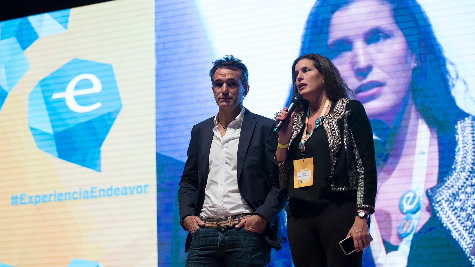 Julia Bearzi, directora ejecutiva de Endeavor Argentina y Tito Loizeau, conductor del evento y fundador de Caramba!