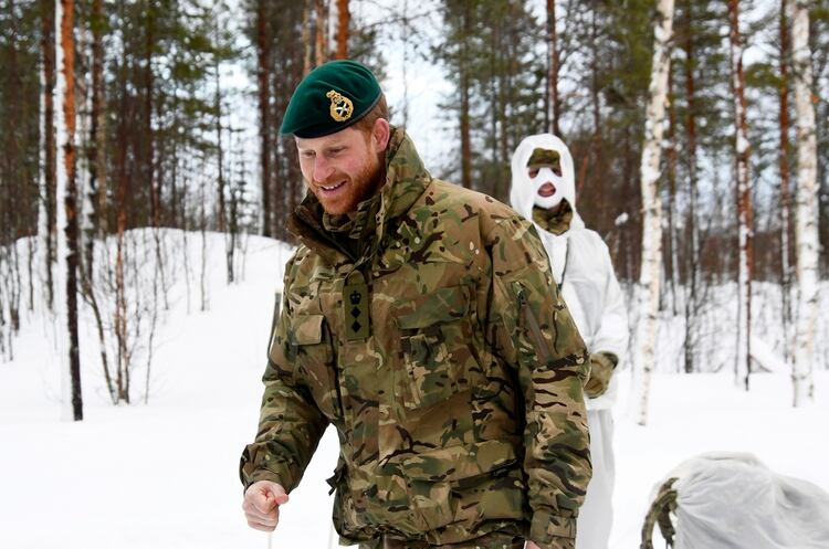 El principe Harry en una visita a una base en Noruega