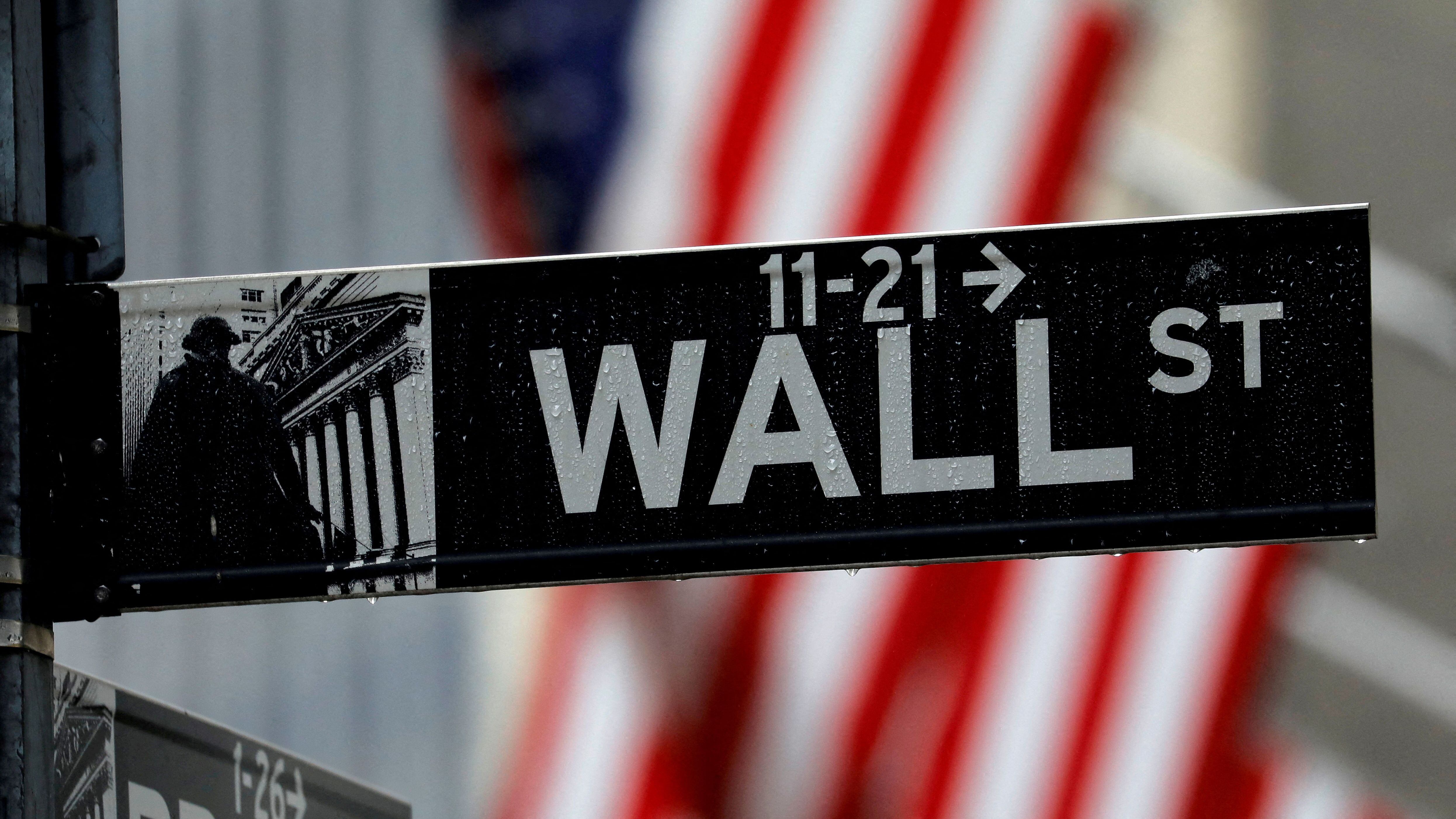 Un cartel de la calle Wall Street, en la esquina del New York Stock Exchange en Manhattan, Nueva York (REUTERS/Mike Segar/File Photo)