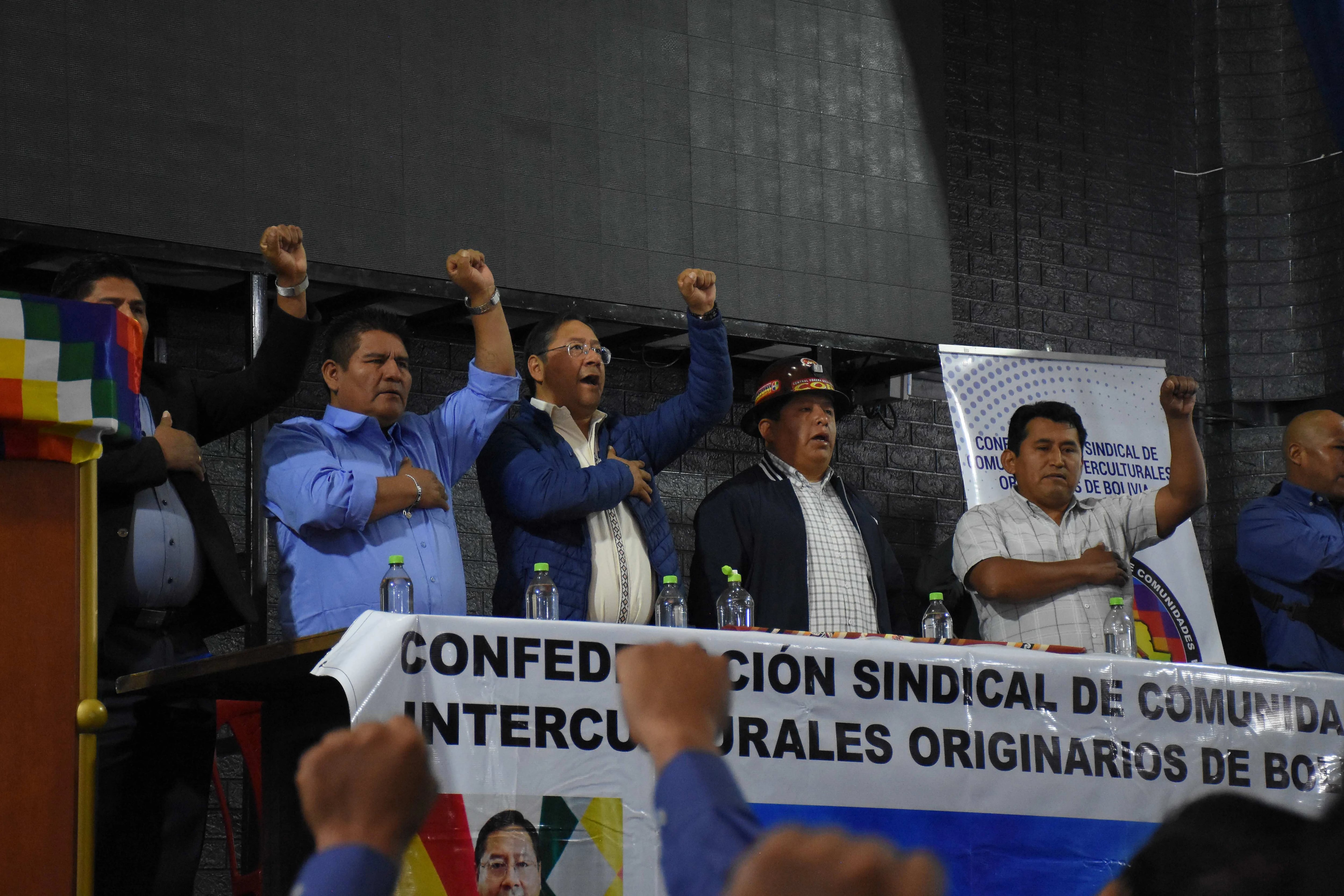Dirigentes de sectores sociales sostienen una reunión con el presidente Luis Arce (c) hoy en La Paz (Bolivia). EFE/ Str
