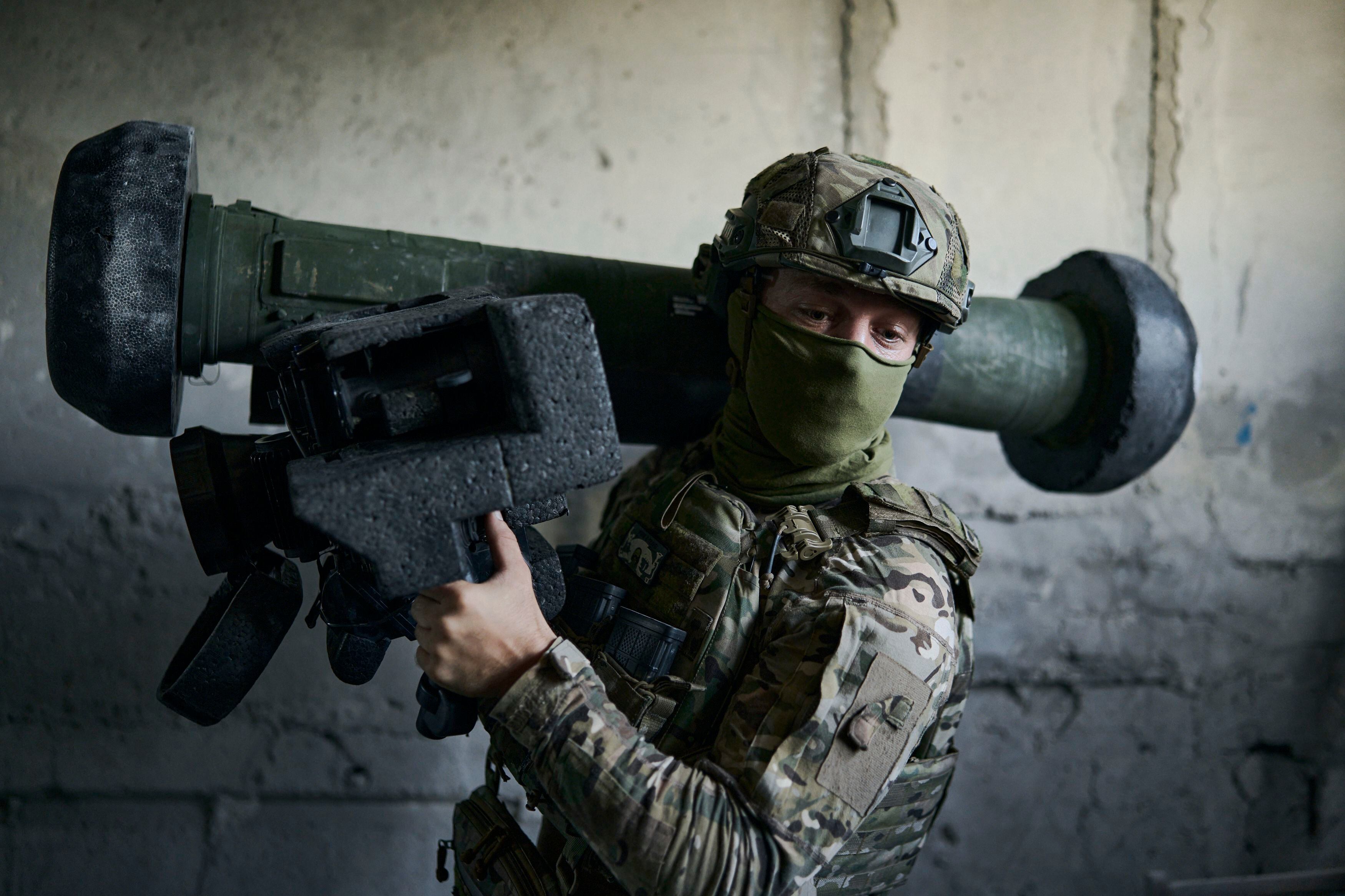 Un soldado ucraniano sostiene un misil antitanque en su posición  en la región de Donetsk, Ucrania. (AP Foto/Libkos)