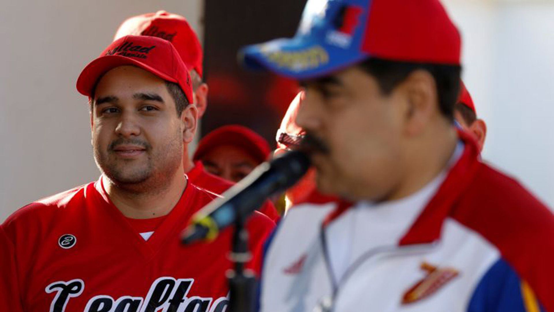 Nicolás Maduro Guerra, hijo del dictador venezolano, observa a su padre mientras realiza una conferencia de prensa en Caracas (Foto: Reuters)