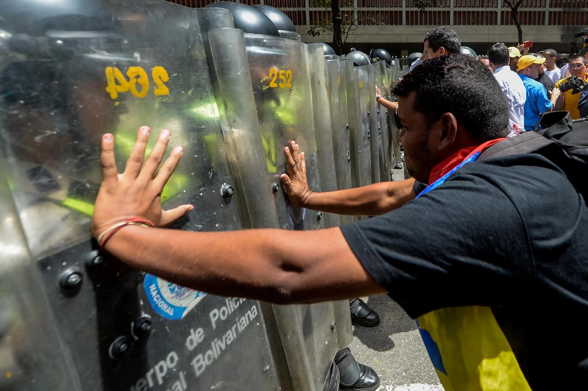 La policía militar chavista reprimía brutalmente a los opositores hace dos meses
