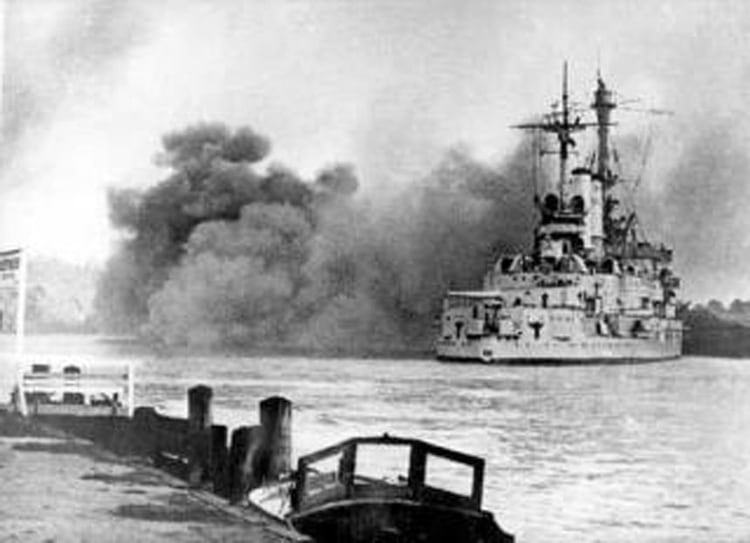 El acorazado SMS Schleswig-Holstein abre fuego contra la guarnición polaca en Westerplatte, los primeros disparos de la Segunda Guerra Mundial (Wikimedia)
