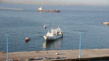 Buque pesquero infractor siendo conducido a puerto por la Prefectura Naval