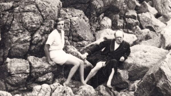 Doris Delevingne Castlerosse y Winston Churchill, en una playa cercana al Chateau de L’Horizon, a medidos de los años 30