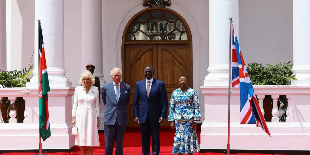 El presidente de Kenia, William Ruto, recibe a los reyes Carlos III y Camila en Nairobi