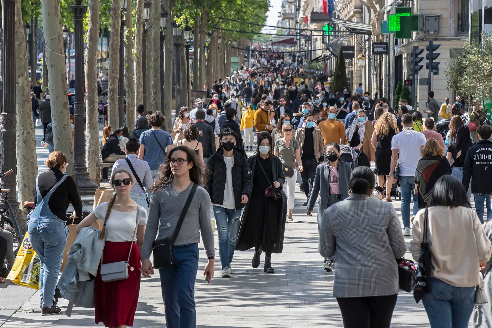 Una multitud paseó por la tradicional avenida deparisina de Champs Elysees el sábado.