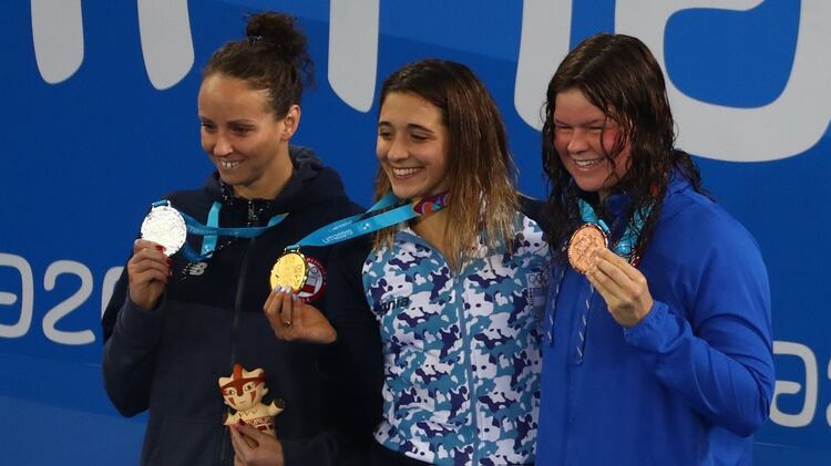 Delfina con la tercera medalla dorada que conquistó (Foto: Reuters)