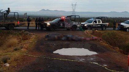 Los cuerpos fueron localizados en la carretera federal 45, envueltos en cobijas y sujetados con cinta industrial (Foto: Twitter @fernand17704066)