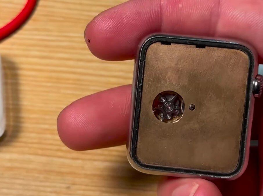 El Apple Watch mecánico modificado por Jack Spiggle incluye una placa de metal en ls que se puede ver el mecanismo al interior del reloj. (Captura)