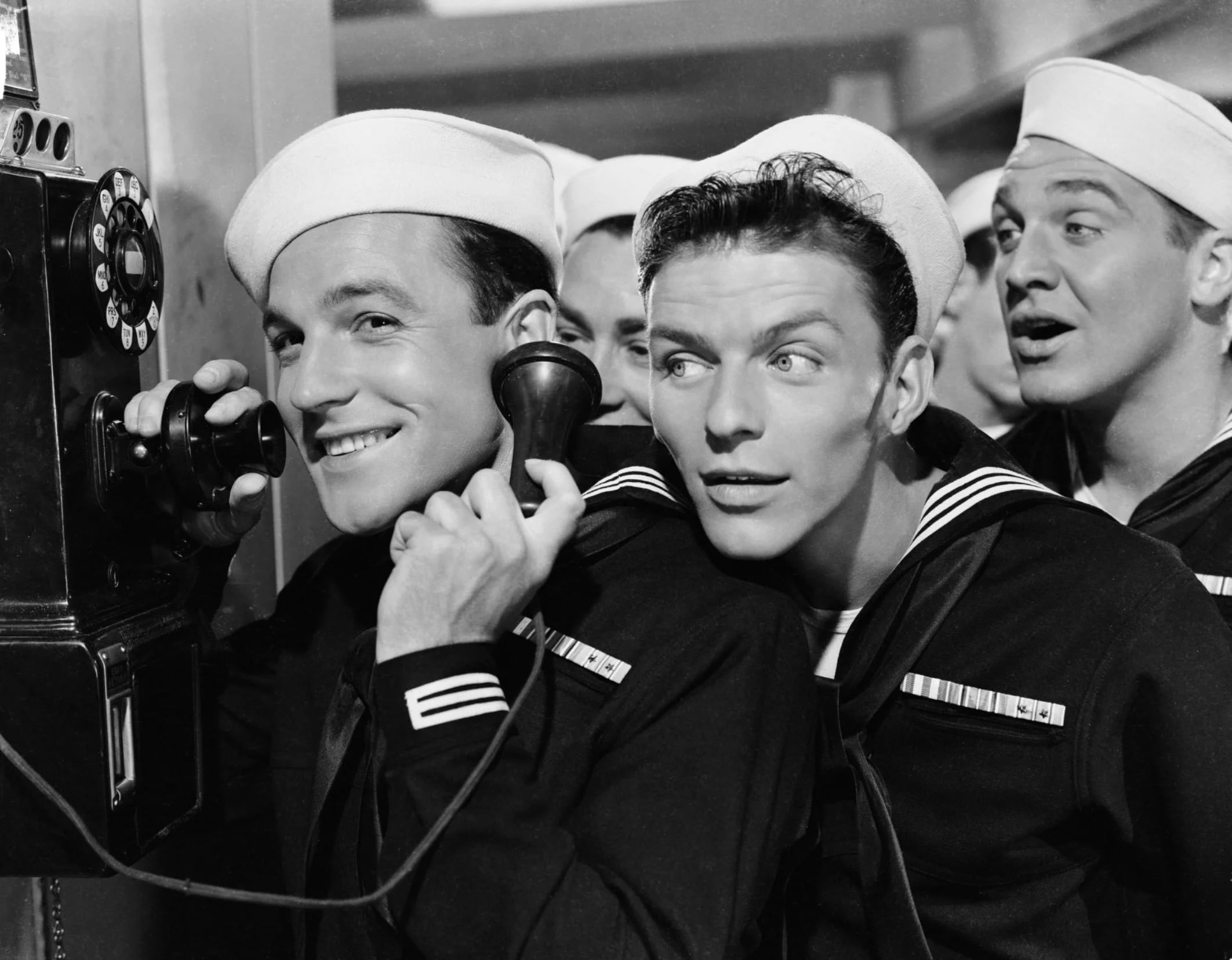 Frank Sinatra dejó una marca en Hollywood: actuó en varias películas, como “Anchors Aweigh”.