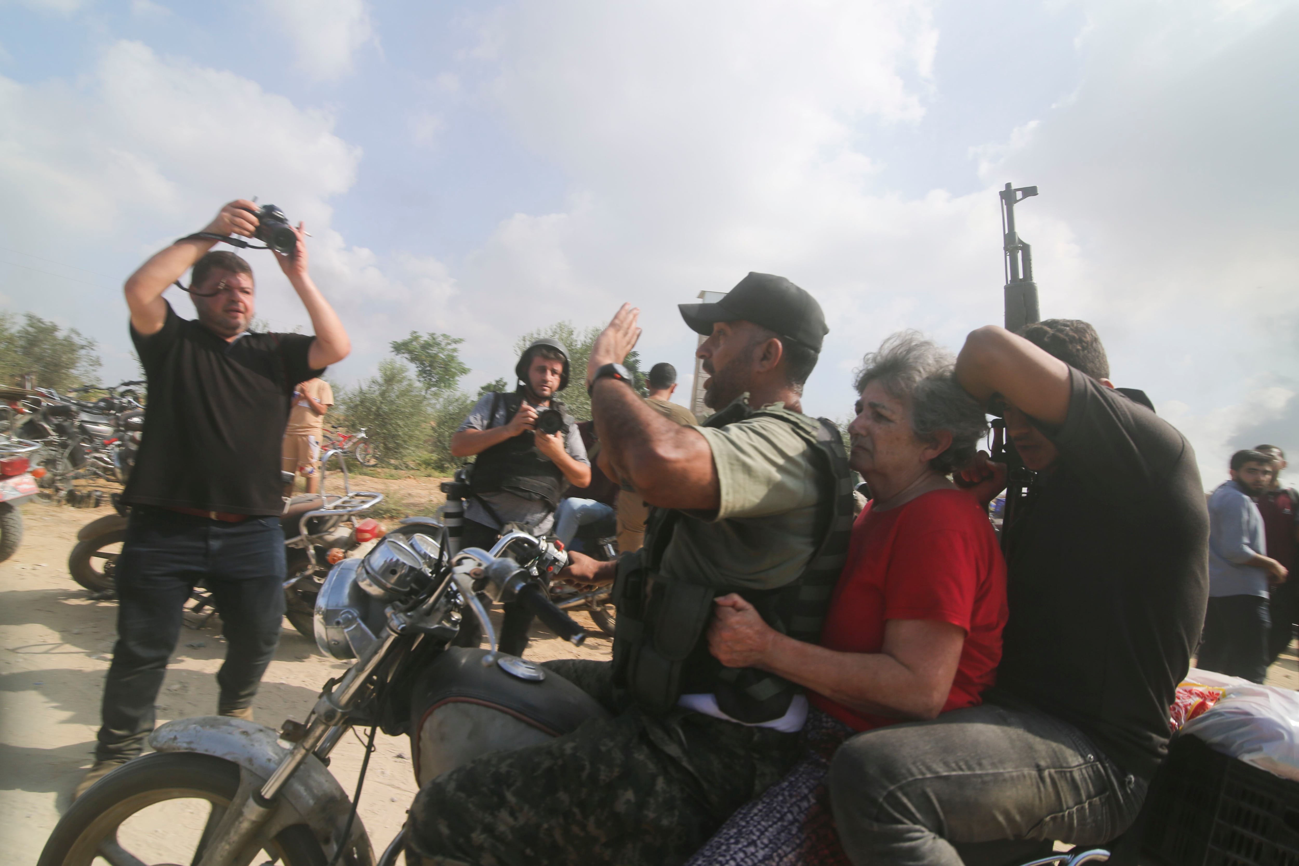 Terroristas palestinos trasladan a Adina Moshe desde su kibbutz a la Franja d Gaza (AP Foto/Hatem Ali)