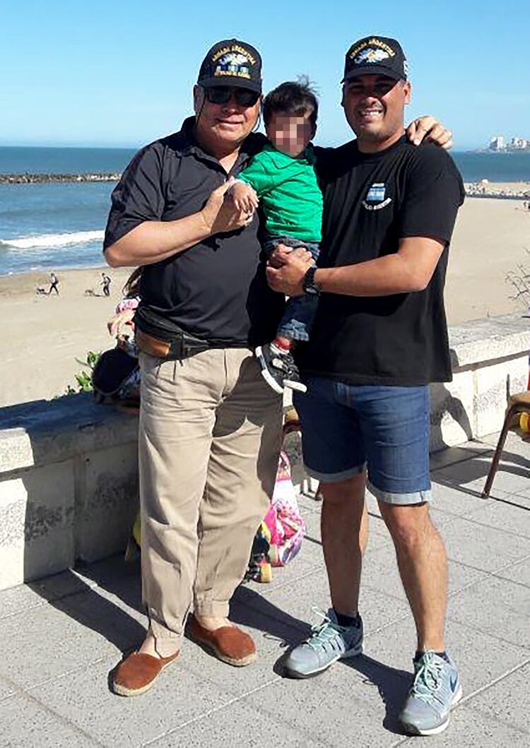 Tres generaciones: Oscar junto a su hijo Celso y su nieto Thiago