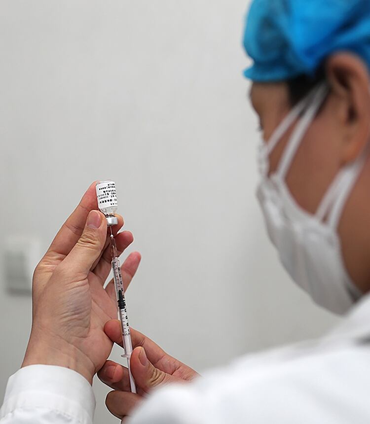 La vacuna fue desarrollada por la Academia Militar de Científicos Médicos, cuyo equipo fue encabezado por la viróloga y epidemióloga Chen Wei, conocida como la 