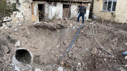 "Este hoyo antes era una casa en Stepanakert. Otra prueba del ataque Turco Azerí contra la población civil de la República de Artsaj", dice Leo.