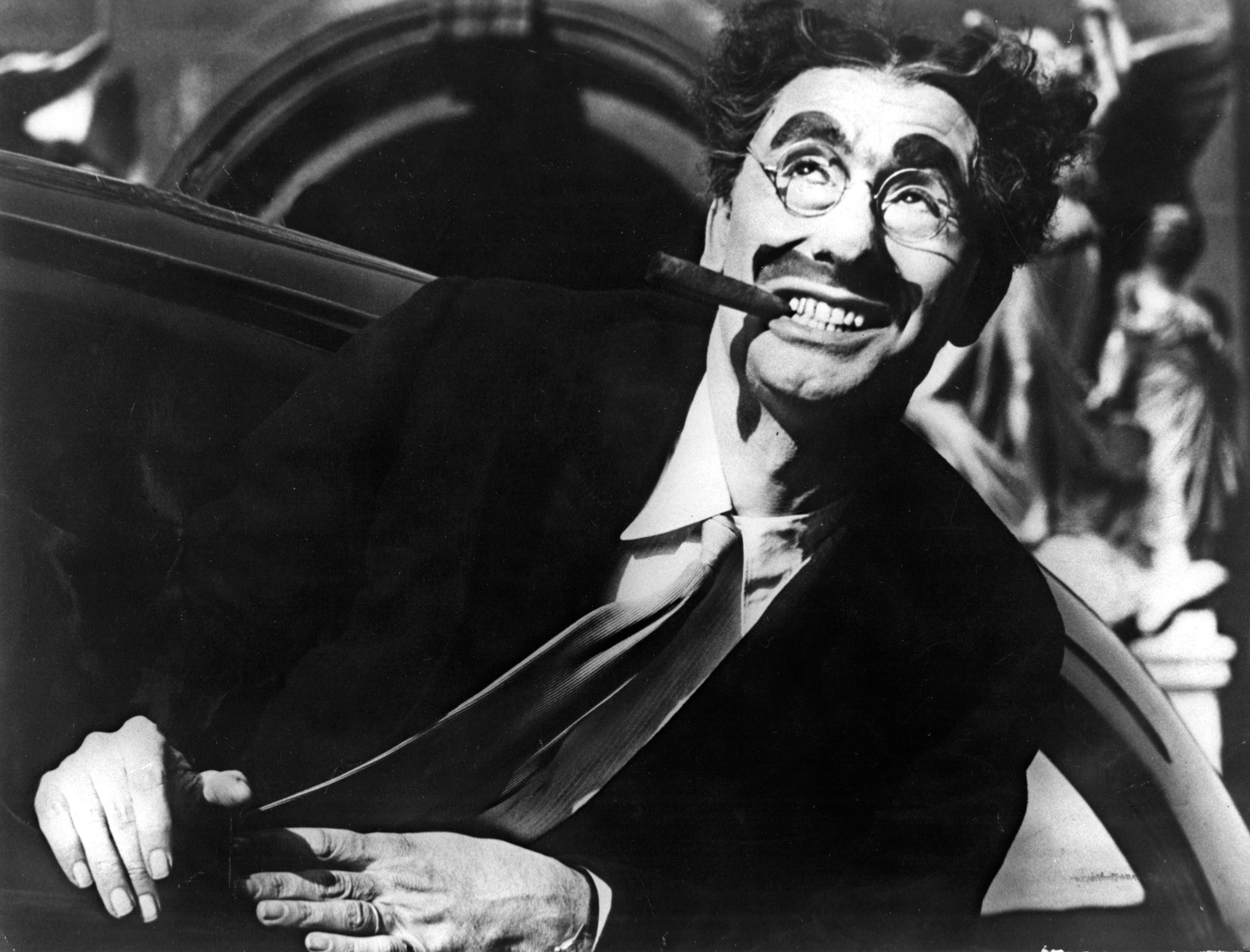 El actor y humorista Groucho Marx, con su puro y su famosa sonrisa irÃ³nica (EFE/yv/Archivo)