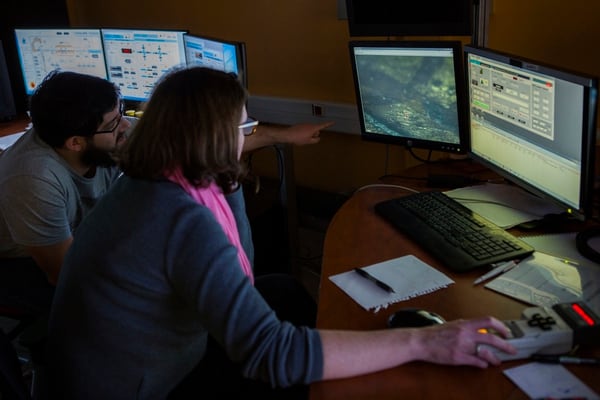 Los científicos, en la sala de control