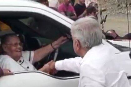 El saludo de AMLO y la mamá del Chapo en Badiraguato, Sinaloa (Foto: Cuartoscuro)