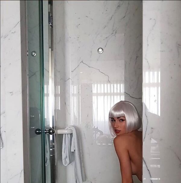 Días atrás, la actriz había compartido una imagen saliendo de la ducha con una peluca platinada