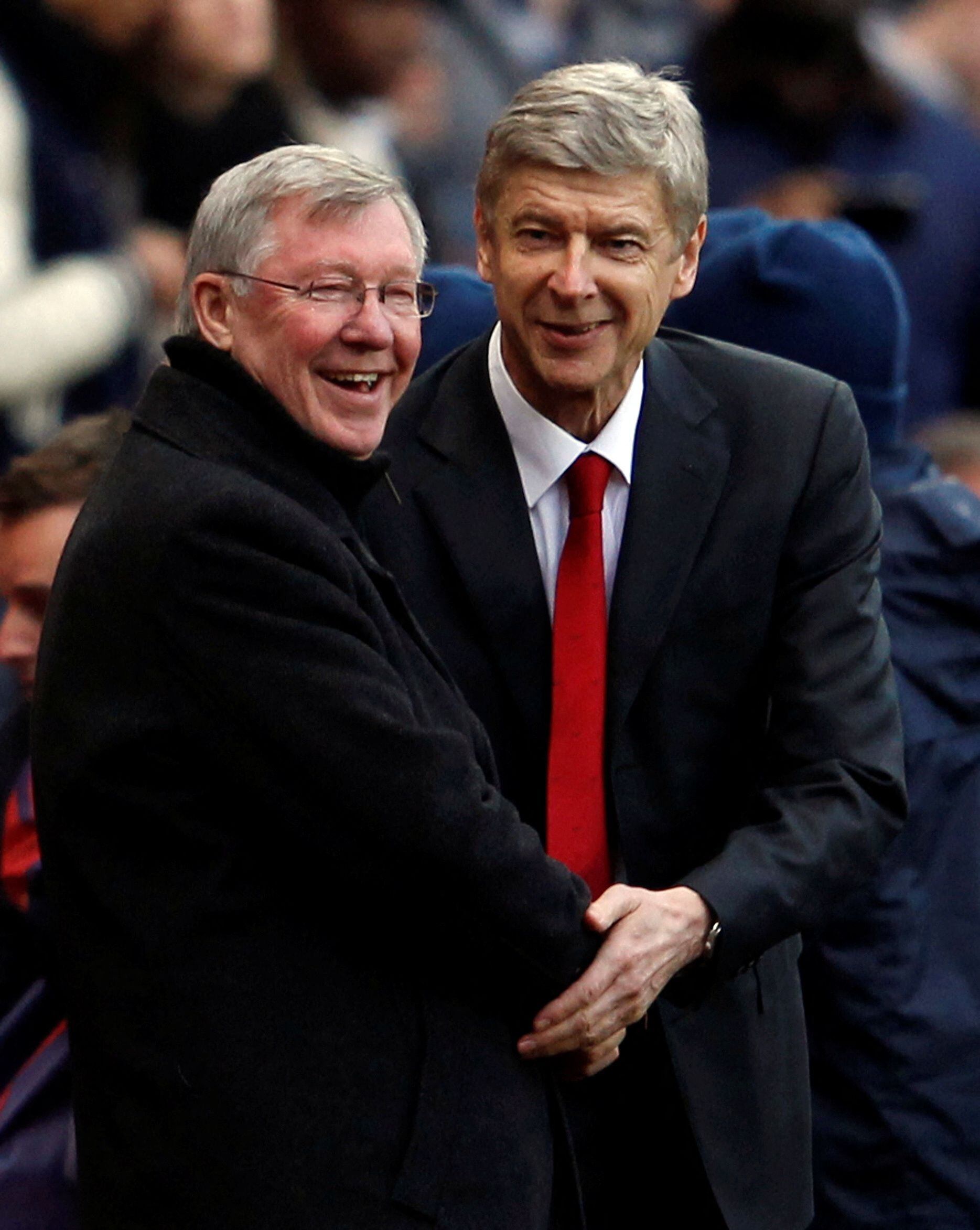 Alex Ferguson y Arséne Wenger, dos históricos que permanecieron más de dos décadas dirigiendo a un mismo equipo en la Premier League (File Photo)