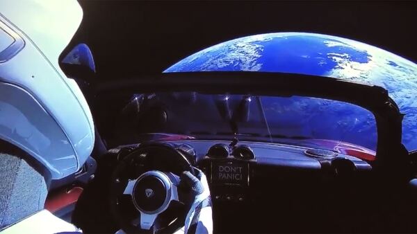 Una captura de un video que compartió Elon Musk en Twitter luego del despegue del Falcon Heavy