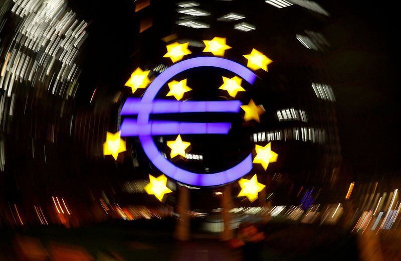 El paper se niega a comparar el propuesto "Pacto de Mayo" con el "de la Moncloa", cuyo eje fue el objetivo compartido por todos los partidos políticos españoles de que el país se incorpore a la Comunidad Europea, luego ahondada con la creación del Euro y un "Banco Central Europeo" (Reuters)
