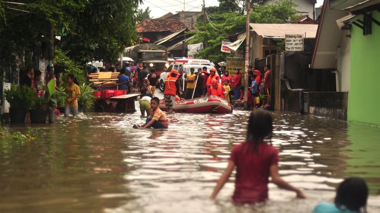 Lluvias incesantes provocaron inundaciones en Yakarta con miles de hogares anegados el 29 de enero de 2014 (Shutterstock)
