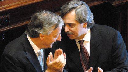 Néstor Kirchner y Alberto Fernández durante la ceremonia de jura de senadores electos (Foto NA: HUGO VILLALOBOS)