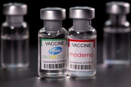 Vacunas de Pfizer y Moderna contra el coronavirus. REUTERS/Dado Ruvic/Ilustración 
