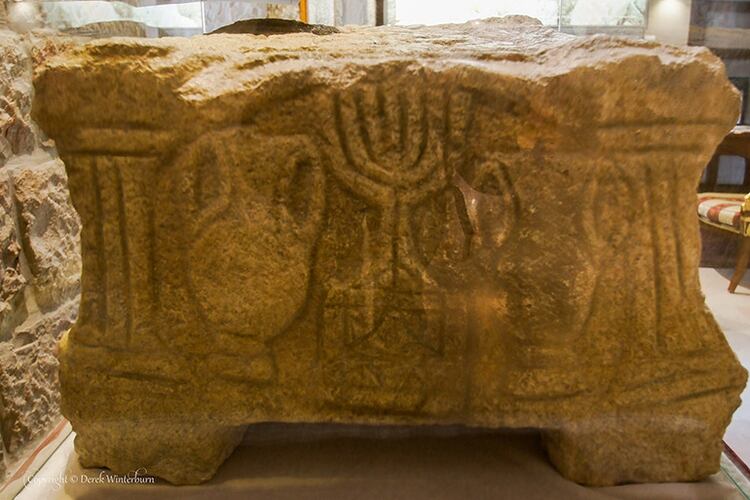 Detalle de la Menorá (candelabro ritual judío de siete velas), tallada en la piedra de Magdala
