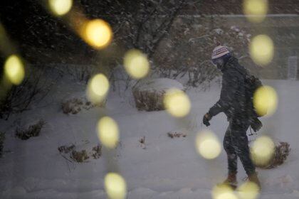 Un hombre bajo la nieve en el campus de la Villanova University en  Villanova, Pensilvania. (AP/Matt Slocum)
