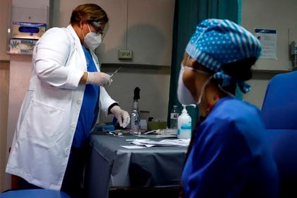 Unos 3.700 centros de salud recibirán entre el lunes y el martes alrededor de 3,5 millones de dosis de la vacuna Moderna, que tiene una efectividad del 94%, según datos oficiales.  EFE / Thais Llorca / Archivo