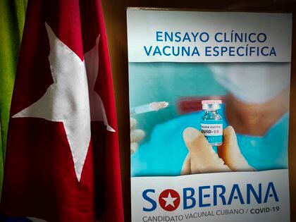Vista de un cartel sobre la vacuna Soberana II contra la covid-19 en el Instituto Finlay, el 20 de enero de 2021, en La Habana (Cuba). EFE/Yamil Lage
