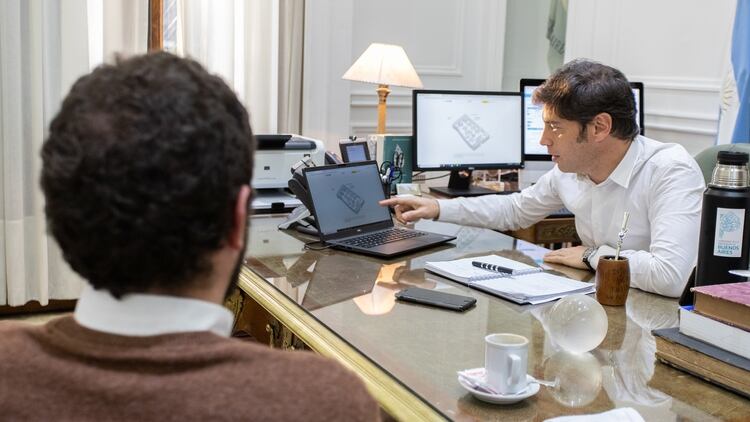 Axel Kicillof durante la entrevista con Infobae